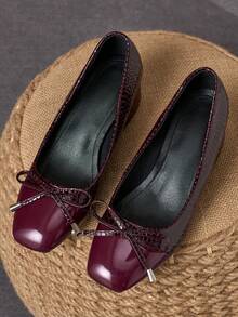 Burgundy Patent Two-Tone Stone-Texture Square Toe Bow Block Heel Pumps – 5cm - Burgundy - View 4