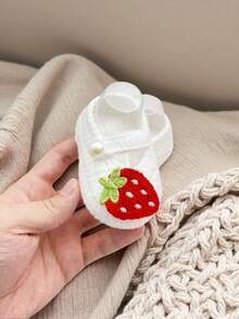 1 Paar Baby Mädchen weiße Satin Schuhe mit Erdbeerstickerei und Perlknöpfen - Weiss - Übersicht 2