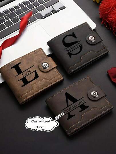 맞춤형 지갑, 유럽 스타일 남성 맞춤형 지갑, A-Z 레터 인쇄, 개인화된 지갑. 안전 버클, 비즈니스 숏 스타일, 대용량, 다중 카드 슬롯, PU 가죽 소재, 패셔너블, 젊은 층에 적합. 가족 및 친구에게 선물하기에 탁월한 선택, 남성 선물, 데일리 필수품, 패셔너블한 디자인, 패셔너블한 액세서리, 가벼운 지갑, 카드 지갑, 컴팩트 지갑, 대학생에게 적합, 아빠 선물.