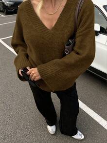 女士V领纯色长袖针织衫，时尚简约宽松版型，优雅休闲，适合日常通勤，是女士春季时尚的理想之选。 - 摩卡棕 - 查看 1