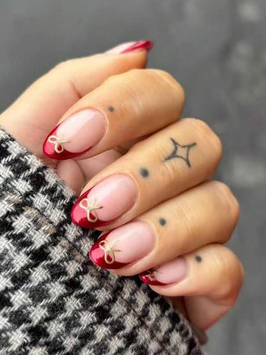 Bộ 24 miếng dán móng tay kiểu Pháp hình bầu dục ngắn màu đỏ phong cách Y2K với nơ trang trí, vừa vặn hoàn hảo, thích hợp cho Ngày Valentine, Giáng sinh và các dịp khác. Bộ sản phẩm bao gồm 1 lọ sơn gel và 1 dũa móng tay, lựa chọn làm móng lý tưởng cho cuộc sống hàng ngày, các bữa tiệc và tụ họp của các cô gái. - Nhiều màu - Xem 1