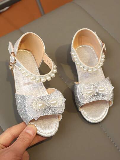 1 双儿童平底凉鞋，银色亮面鞋面，珍珠蝴蝶结装饰，公主风，百搭日常穿着