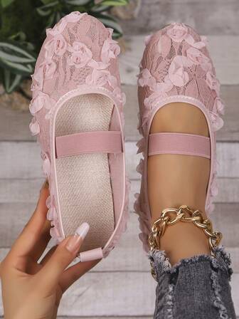 Delikata, ventilerande, platta sandaler i spets och mesh, med rund tå, söt stil för sommarbröllop, vardagskläder och heminredning