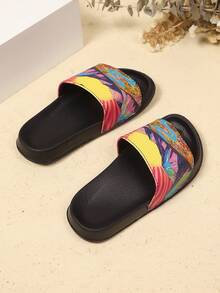 儿童软泡沫拖鞋，轻便防滑舒适，可爱卡通沙滩凉鞋。透气休闲，男女童均适用。