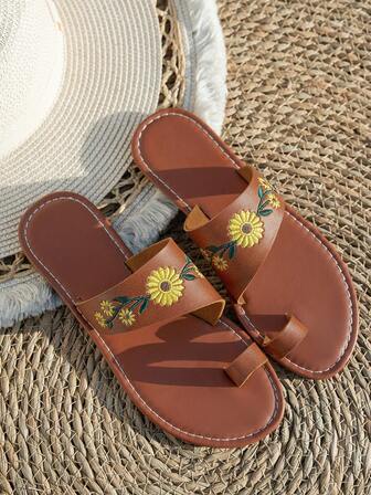 Broderade platta sandaler för kvinnor - Bohemiska blommönster i vardagsstil, lämpliga för sommarens vardagskläder, lätta och bekväma. Denna broderade platta sandal har ett vackert blommönster, vilket gör den till ett idealiskt val för vardags-tofflor för kvinnor.