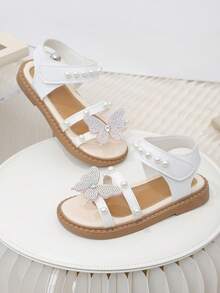 1 Pair White Children's Thick-Soled Sandals, White PU Straps With Crystal & Pearl Butterfly Decor, Design, Round Toe, Non-Slip, Fashionable & Cute, Suitable For Girls Aged 3-15 For Indoor, Outdoor, Daily, Beach, Spring/Summer