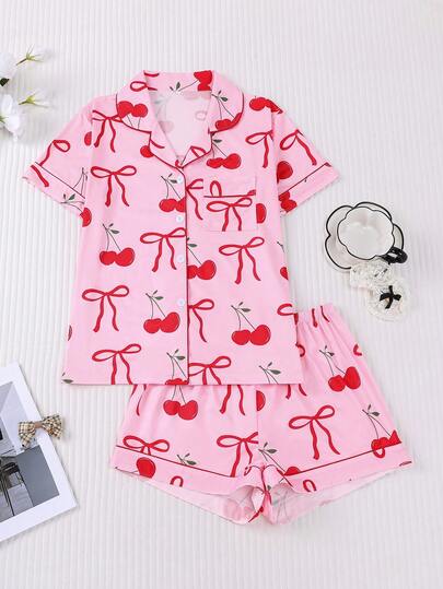 Bộ đồ ngủ nữ 2 món, họa tiết quả anh đào và nơ, chất liệu mềm mại, áo tay ngắn cổ cài nút và quần short co giãn, trang phục thời trang cho hoạt động ngoài trời, tiệc tùng, kỳ nghỉ, hoặc mặc ở nhà quanh năm.