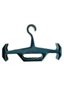 1个战术塑料衣架：重型多功能室内背心背包衣架。耐用塑料材质，防滑，多功能，适合军事爱好者和户外训练——用于展示战术背心——是军事收藏家和户外探险家的完美礼物。