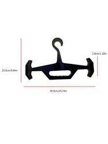 1个战术塑料衣架：重型多功能室内背心背包衣架。耐用塑料材质，防滑，多功能，适合军事爱好者和户外训练——用于展示战术背心——是军事收藏家和户外探险家的完美礼物。