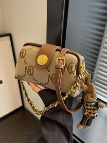Túi xách vuông thời trang mới dành cho nữ với họa tiết in, có dây đeo vai và mặt dây chuyền trang trí độc đáo, cùng dây đeo vai dài có thể điều chỉnh. Rất phù hợp cho nhiều dịp khác nhau như mua sắm hàng ngày, đi làm và đi nghỉ. - Màu Khaki - Xem 1