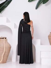 Women's Long Party Dress, One Shoulder, Draped With Slit – Elegant Fluit Fabric For Bridesmaids, Weddings, And Graduations – One Size Fits All. Elegant Asymmetrical Party Dress For Weddings. - 黑色 - 查看 2