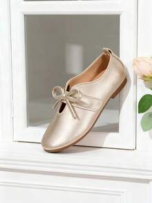 Little Girl's Bow-Detailed Lace-Up Flats – Smooth Metallic Finish & Soft Sole Design Perfect For Daily Wear, School Events, Birthday Parties, Dance Practices, And Festive Occasions Including Christmas Celebrations, New Year's Gatherings, And Holiday Family Outings – Elegant & Comfortable Footwear For All-Day Play And Special Celebrations - 金色 - 查看 4