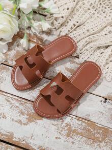 一双女童平底凉鞋，舒适柔软的PU材质，圆头设计，防滑轻便，时尚迷人的罗马风家居拖鞋，适合年轻女孩日常休闲穿着、聚会、节日、春夏季节等场合。 - 棕色 - 查看 2