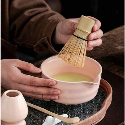 5-częściowy japoński zestaw ceramicznych misek do matchy – zawiera miskę do matchy, bambusową trzepaczkę, miarkę do matchy, uchwyt na trzepaczkę i sitko do herbaty. Ceramiczna miseczka do matchy z ergonomicznym dzióbkiem ułatwiającym nalewanie i równomierne mieszanie. Kompletny zestaw narzędzi do przygotowywania matchy, do latte matcha, ceremonii matcha, deserów i napojów. Doskonały prezent dla miłośników matchy.