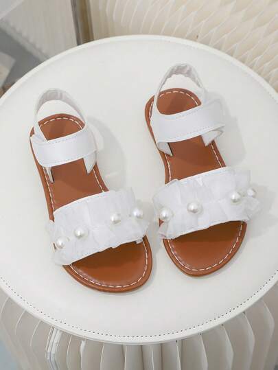 1 par barns platta vita PU-läder med brett band, nät, pärldekor, justerbart spänne, rund tå, halkfria, söta strandsandaler, lämpliga för flickor 3-15 år, inomhus utomhus, dagligt, avslappnad, strandfest, vår/sommar 2026 ny
