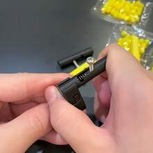 1 pieza Mini Juguete de Pistola de Dedo, Gadget Antiestrés para Niños, Juguete de Disparos Clickable - Multicolor - Ver 7