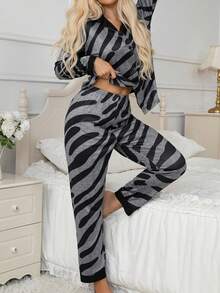 女士休闲睡衣套装，包括翻领开衫和印花长裤，舒适优雅，适合春秋季居家穿着。 - 彩色 - 查看 2