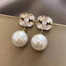 1对时尚珍珠锆石耳环，法式字母耳钉，高端婚礼、礼品、日常佩戴