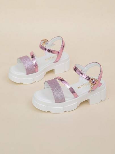 1 đôi sandal thời trang cỡ lớn màu trắng vàng dành cho bé gái tuổi teen, chất liệu da PU bóng như gương, thiết kế quai cài kim loại, mũi tròn, gót dày 3cm, đế xuồng, phù hợp cho bé gái từ 3-15 tuổi, thích hợp đi chơi, đi biển, đi học, đi nghỉ mát, mùa xuân/hè.