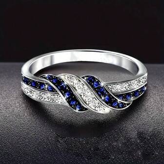 一枚优雅的镀银戒指，镶嵌白色合成立方氧化锆，象征着优雅与高贵，是情人节/订婚/结婚的理想之选。