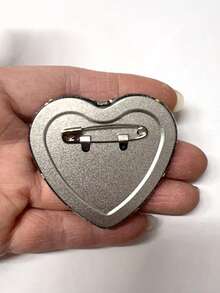 心形徽章，经典时尚徽章/胸针，2D平面设计，高品质金属饰品，适合装饰衣服、帽子、背包，是送给朋友、同学、同事和亲戚的趣味礼物。 - 彩色 - 查看 3