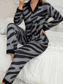 女士休闲睡衣套装，包括翻领开衫和印花长裤，舒适优雅，适合春秋季居家穿着。 - 彩色 - 查看 1