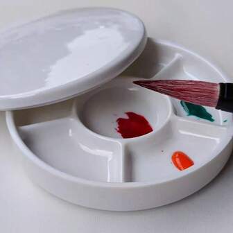 1个高品质白色陶瓷水彩调色盘，带盖，多隔层设计，方便调色，适合艺术家和学生使用。