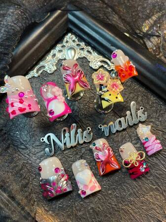 10-pack korta anknaglar i set, rosa naglar i kombination med rosröd, gul och orange flerfärgad fransk nagellack, handritad metallfjäril och prickig och geometrisk mönsterdesign, 3D vitt hjärta och fjäril och blomma och stålkula med strass nageltillbehör dekoration, Y2K-stil nagelkonstset, lämplig för kvinnor att bära dagliga fester på alla hjärtans dag (inkluderar: en bit gelélim och en friktionsremsa)