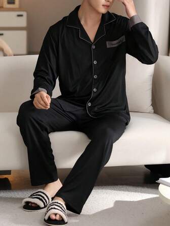 男士两件套睡衣，长袖V领刺绣口袋上衣搭配经典纯色舒适睡裤，家居服。