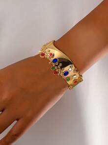 这款奢华、优雅、百搭的经典欧美风格手镯，镶嵌多色宝石，厚实的金色手镯，适合日常佩戴、休闲场合、度假，也是情人节、母亲节和暑假等节日的完美配饰。 - 金黃色 - 查看 5