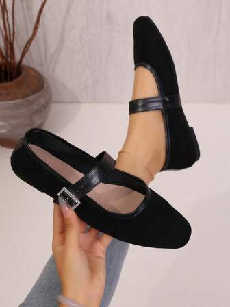 세련된 스퀘어 토 레이스업 슈즈, 메탈 스퀘어 버클 장식의 미니멀리스트 디자인, 편안한 플랫 솔, 데일리 웨어에 적합, 우아하고 캐주얼한 여성스러운 분위기를 연출하며 다양한 의상과 쉽게 매치 가능