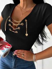 بلوزة نسائية قصيرة الأكمام مزينة بسلسلة معدنية مقاس كبير - الأسود - مشاهدة 1