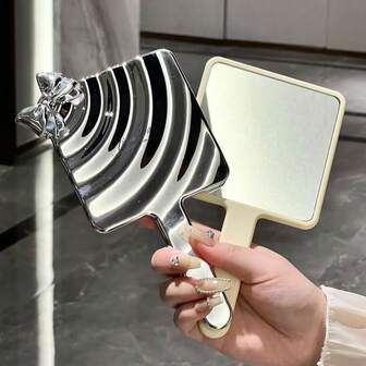 Miroir à main, miroir à main avec manche de maquillage, miroir à main portable mignon, convenant pour le rasage, les voyages pour hommes et femmes, miroir à main DIY avec nœud, carré, argent, miroir à ondulations d'eau, mini miroir de maquillage double face avec éclairage de luxe haut de gamme, petit manche, convenant pour les cadeaux personnels, les dortoirs d'étudiants