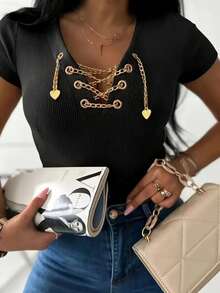 بلوزة نسائية قصيرة الأكمام مزينة بسلسلة معدنية مقاس كبير - الأسود - مشاهدة 4