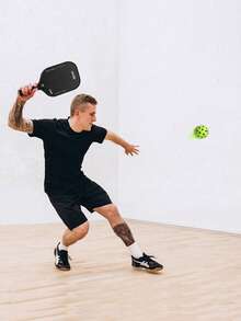 4个装静音壁球，室内外均可使用。每套包含40个软质壁球，具有降噪功能。球体表面采用柔软泡沫材质，并带有模拟凹槽。适合室内外练习。低噪音室内壁球，静音且富有弹性。