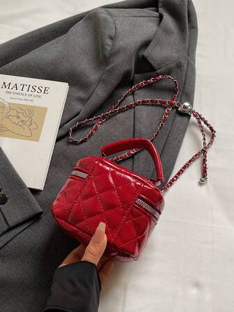 Bolso de mano mini de cuero acolchado brillante rojo con encanto de corazón y asa superior y cadena cruzada para mujer, para fiesta, uso diario y citas
