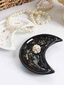 1个小月牙形首饰托盘，装饰陶瓷小饰品托盘，适合作为礼物、饰品托盘，也可作为家居和日常用品，送给女性朋友，适合生日、圣诞节、感恩节等场合。方便实用，亦可作为房间装饰。 - 彩色 - 查看 3