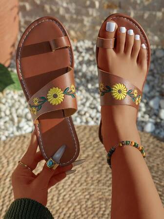 Broderade platta sandaler för kvinnor - Bohemiska blommönster i vardagsstil, lämpliga för sommarens vardagskläder, lätta och bekväma. Denna broderade platta sandal har ett vackert blommönster, vilket gör den till ett idealiskt val för vardags-tofflor för kvinnor.