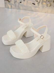 厚底粗跟女式米色黑色绑带罗马凉鞋，夏季户外穿着，搭配连衣裙优雅时尚，新款搭扣镶钻设计，居家穿着也合适。 - 米色 - 查看 6