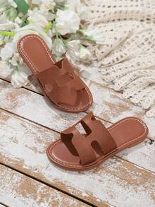 一双女童平底凉鞋，舒适柔软的PU材质，圆头设计，防滑轻便，时尚迷人的罗马风家居拖鞋，适合年轻女孩日常休闲穿着、聚会、节日、春夏季节等场合。 - 棕色 - 查看 4