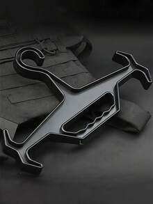 1个战术塑料衣架：重型多功能室内背心背包衣架。耐用塑料材质，防滑，多功能，适合军事爱好者和户外训练——用于展示战术背心——是军事收藏家和户外探险家的完美礼物。