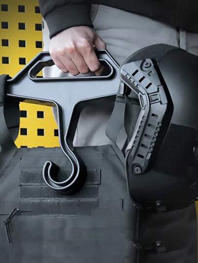 1个战术塑料衣架：重型多功能室内背心背包衣架。耐用塑料材质，防滑，多功能，适合军事爱好者和户外训练——用于展示战术背心——是军事收藏家和户外探险家的完美礼物。