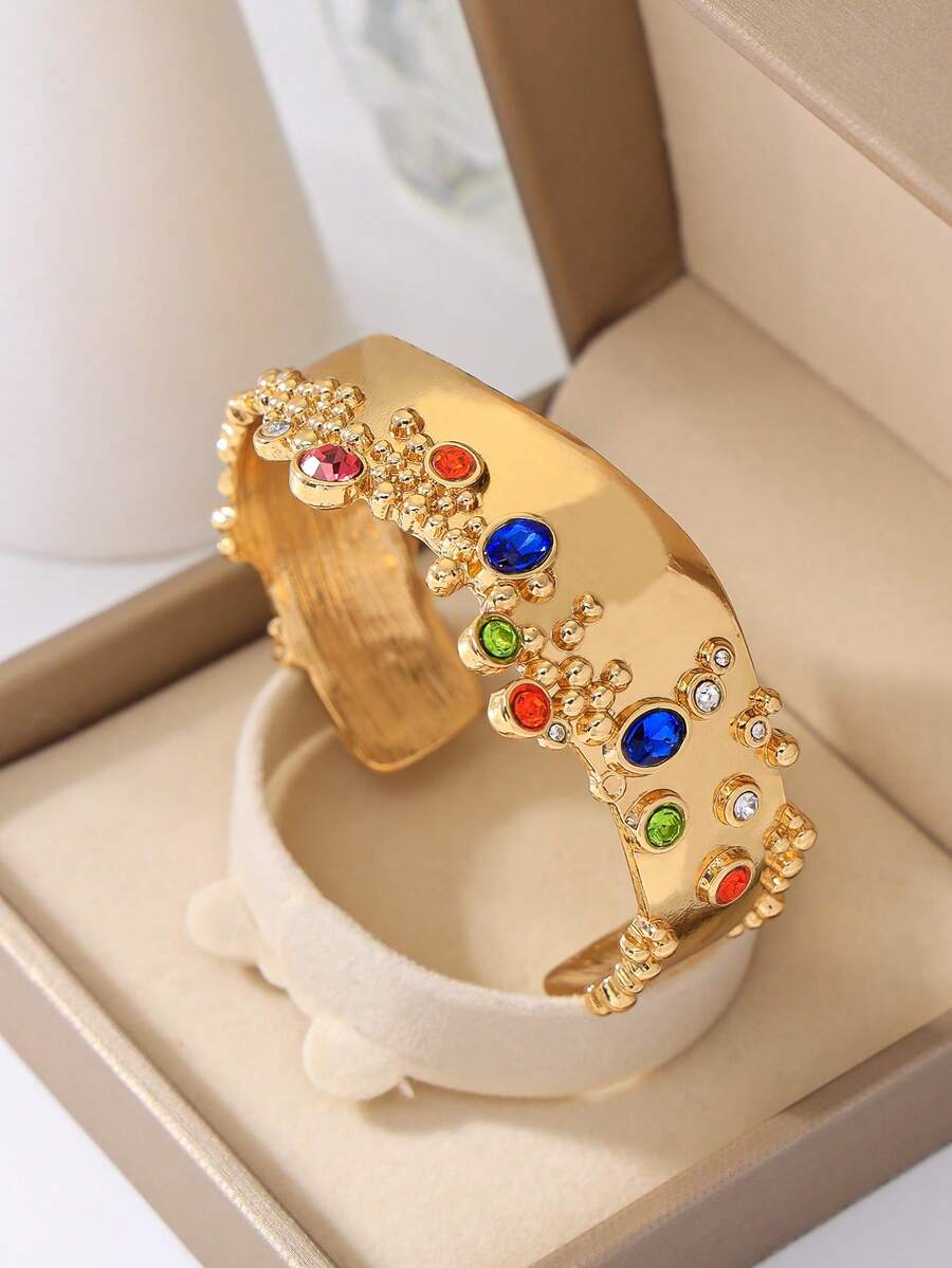 这款奢华、优雅、百搭的经典欧美风格手镯，镶嵌多色宝石，厚实的金色手镯，适合日常佩戴、休闲场合、度假，也是情人节、母亲节和暑假等节日的完美配饰。