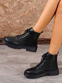 Botas de motocicleta de moda para mujer, botas de tobillo o botas de montar, botas cortas cómodas para actividades al aire libre, con cordones delanteros, el tamaño es pequeño 1 talla - Negro - Ver 4