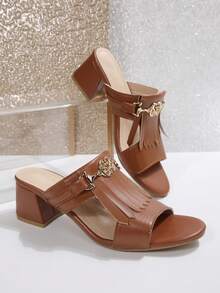 This Ladies' Sandal Is A Versatile Essential For Summer Outfits. The Main Material Is A Soft, Durable Faux Leather In A Classic Brown Color. It Offers A Comfortable Feel And Good Wearability, Only Needing A Light Wipe With A Damp Cloth To Maintain Cleanliness. The Design Features A Classic Mule Slip-On Style, Without A Back Heel, Making It Easy To Put On And Take Off. This Makes It Convenient For Commuting Early In The Morning Or Quick Errands.