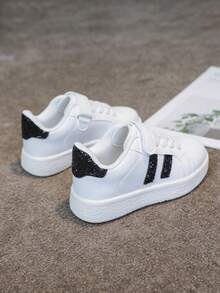 1 Pair Kids Versatile Hook And Loop Breathable White Sneakers With Embroidered Butterfly & Heart Decor, Colorful Patchwork Fashion Flat Casual Shoes For School, Students, Sports - White - View 5