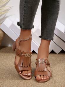 This Ladies' Sandal Is A Versatile Essential For Summer Outfits. The Main Material Is A Soft, Durable Faux Leather In A Classic Brown Color. It Offers A Comfortable Feel And Good Wearability, Only Needing A Light Wipe With A Damp Cloth To Maintain Cleanliness. The Design Features A Classic Mule Slip-On Style, Without A Back Heel, Making It Easy To Put On And Take Off. This Makes It Convenient For Commuting Early In The Morning Or Quick Errands.