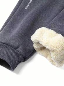 1 条男士休闲羊毛腿绑带裤，配有拉链口袋，采用厚羊毛衬里，保暖且穿着舒适惬意。