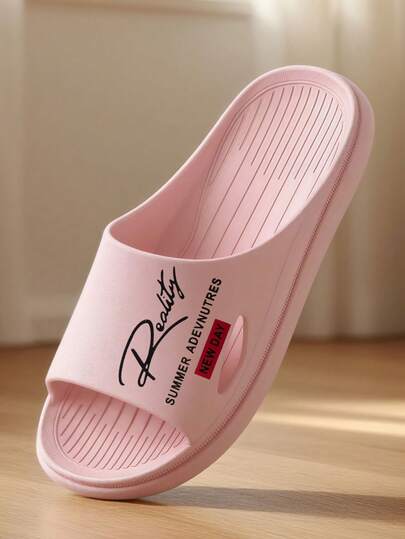 简约时尚，卡通字母印花，韩版女式拖鞋。适合学生/男士/女士/家庭穿着，可用于办公室/浴室/居家/酒店/公寓/旅行/室内/室外/宿舍等各种场合。是乔迁新居、浪漫礼物和旅行必备的理想之选。