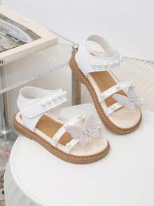 1 Pair White Children's Thick-Soled Sandals, White PU Straps With Crystal & Pearl Butterfly Decor, Design, Round Toe, Non-Slip, Fashionable & Cute, Suitable For Girls Aged 3-15 For Indoor, Outdoor, Daily, Beach, Spring/Summer